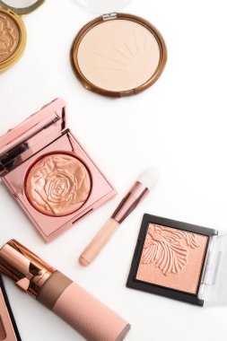 Ayarlamak beyaz arka plan üzerinde moda için güzel kozmetik lüks makyaj