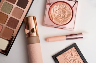Ayarlamak beyaz arka plan üzerinde moda için güzel kozmetik lüks makyaj