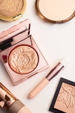 Ayarlamak beyaz arka plan üzerinde moda için güzel kozmetik lüks makyaj