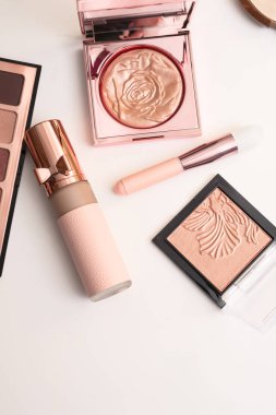 Ayarlamak beyaz arka plan üzerinde moda için güzel kozmetik lüks makyaj