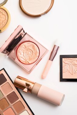 Kozmetikler moda için kümesi beyaz arka plan üzerinde makyaj