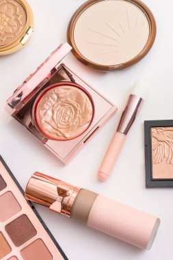 Ayarlamak beyaz arka plan üzerinde moda için güzel kozmetik lüks makyaj