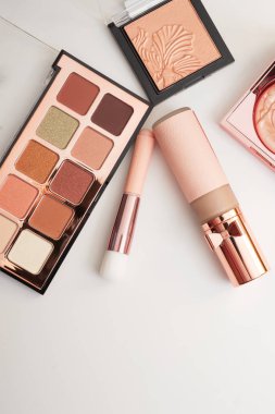 yeni kozmetik çevresinde beyaz pembe dizi 