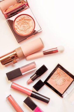Ayarlamak beyaz arka plan üzerinde moda için güzel kozmetik lüks makyaj