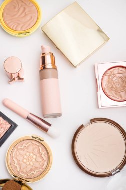 Kozmetikler moda için kümesi beyaz arka plan üzerinde makyaj