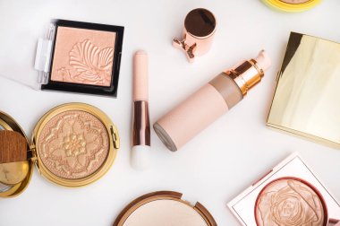 Kozmetikler moda için kümesi beyaz arka plan üzerinde makyaj