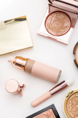 Kozmetikler moda için kümesi beyaz arka plan üzerinde makyaj
