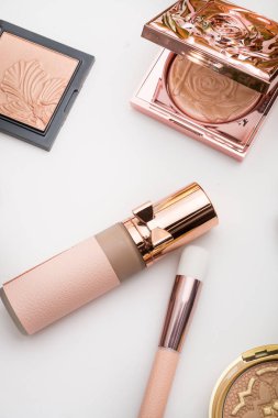 Kozmetikler moda için kümesi beyaz arka plan üzerinde makyaj