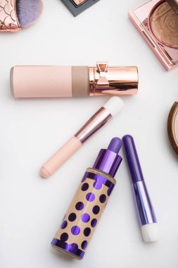 Kozmetikler moda için kümesi beyaz arka plan üzerinde makyaj
