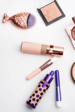 Kozmetikler moda için kümesi beyaz arka plan üzerinde makyaj
