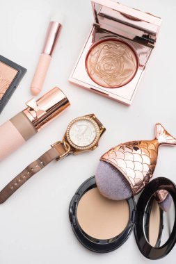 Kozmetikler moda için kümesi beyaz arka plan üzerinde olun. pembe altın