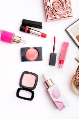Kozmetikler moda için kümesi beyaz arka plan üzerinde makyaj