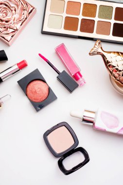 Kozmetikler moda için kümesi beyaz arka plan üzerinde makyaj