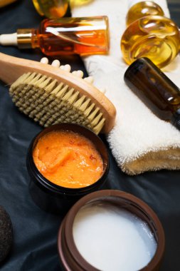 Lüks spa ürünleri ev eşantiyonları ile siyah arka plan üzerine Set