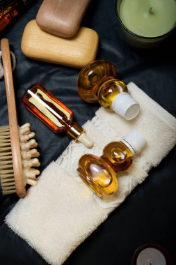 Lüks spa ürünleri ev eşantiyonları ile siyah arka plan üzerine Set