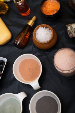 Lüks spa ürünleri ev eşantiyonları ile siyah arka plan üzerine Set