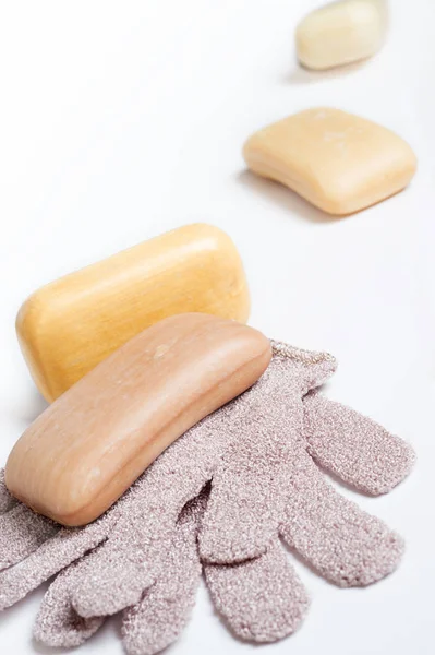 Hochwertige Natürliche Aromaseifen Mit Waschhandschuh Vor Weißem Hintergrund — Stockfoto