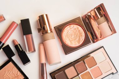 Ayarlamak beyaz arka plan üzerinde moda için güzel kozmetik lüks makyaj
