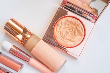 Ayarlamak beyaz arka plan üzerinde moda için güzel kozmetik lüks makyaj