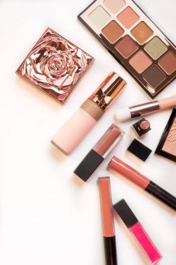 Ayarlamak beyaz arka plan üzerinde moda için güzel kozmetik lüks makyaj