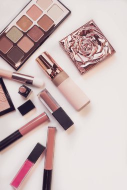 Ayarlamak beyaz arka plan üzerinde moda için güzel kozmetik lüks makyaj