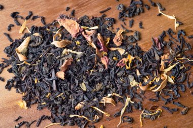 ahşap masa kaliteli siyah çay. makro çekim