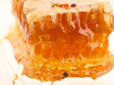 taze bal peteği ve çevresinde tatlım. yakın çekim