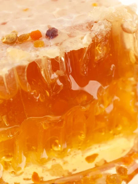 新鮮なハニカムと周りの蜂蜜 マクロ ロイヤリティフリーのストック写真