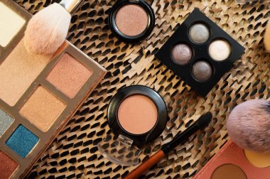 moda yeni kozmetik kaptırdın paletleri fırçalar ile set. yakın çekim