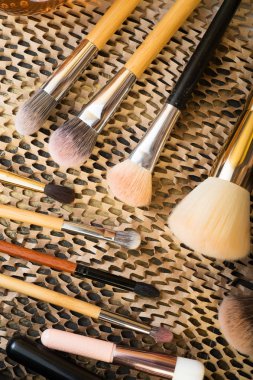 makyaj için farklı fırçalar kümesi. yakın çekim