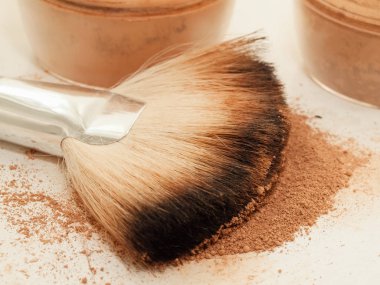 Fırçalı yüz pudrası kümesi. yakın çekim