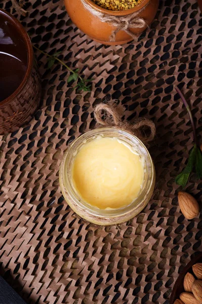 Conjunto Aceites Preciosos Naturaleza Cosméticos Cuidado Sobre Fondo Negro — Foto de Stock