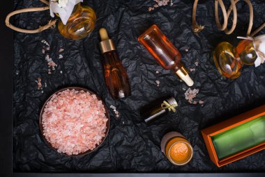 doğa değerli yağlar ve kozmetik üzerinde siyah arka planda siyah çerçeve kümesi.