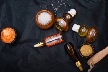 Lüks spa ürünleri ev eşantiyonları ile siyah arka plan üzerine Set