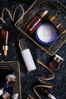 doğa değerli yağlar ve bakım kozmetik siyah backgro üzerinde