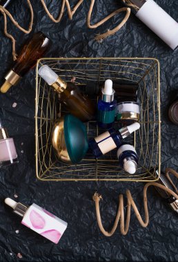 doğa değerli yağlar ve bakım kozmetik siyah backgro üzerinde