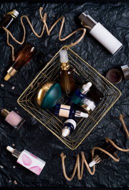 doğa değerli yağlar ve bakım kozmetik siyah backgro üzerinde