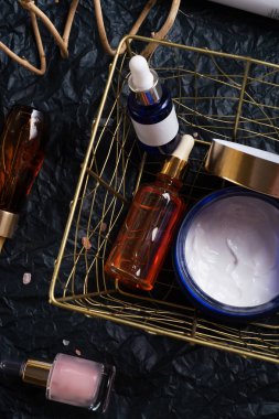 doğa değerli yağlar ve bakım kozmetik siyah backgro üzerinde