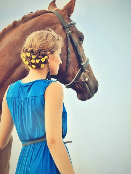 Giovane ragazza con il suo cavallo posa insieme — Foto Stock