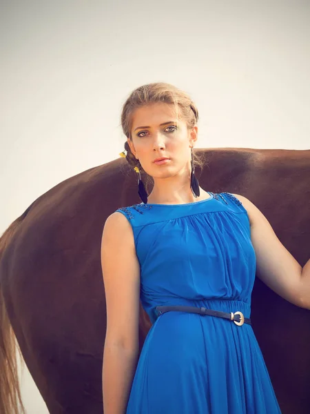 Jovem com seu cavalo posando juntos . — Fotografia de Stock