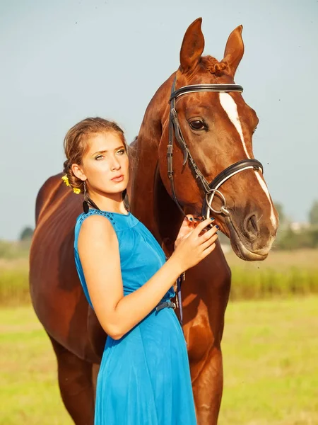 Молода дівчина з конем позує разом — стокове фото