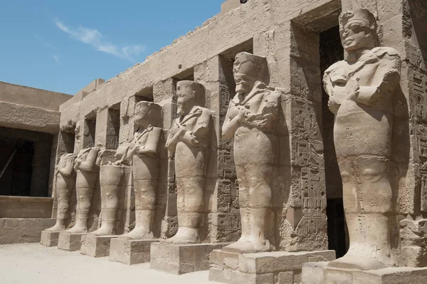 Anciennes statues d'egyption dans le temple karnak de Louxor — Photo