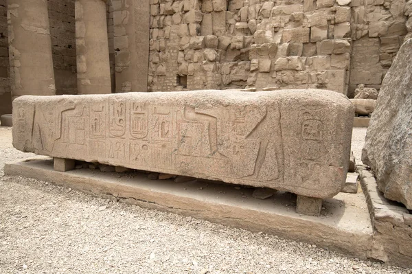 Součástí stella. Velká sloupová síň z chrámu v Karnaku. Větší — Stock fotografie