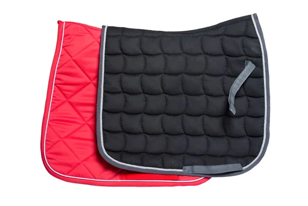 Dressage almohadillas de sillín rojas y negras aisladas en blanco — Foto de Stock