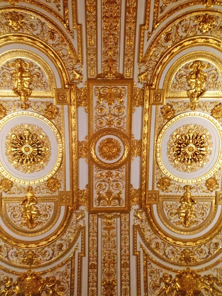 San Pietroburgo, Russia - 22 03 2019: il soffitto dorato di ha — Foto Stock