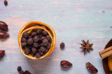 alıç ve anason, köpek rose ile mavi ahşap arka plan 