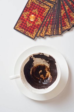 Yazım kartları ve çevresinde beyaz kahve kabuklarıyla Kupası