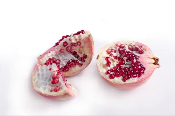 Zerbrechliche Reife Rosa Granatapfel Weißen Hintergrund — Stockvideo