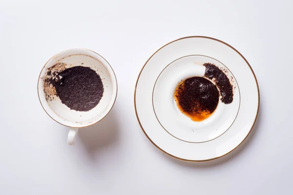 Adivinación en café molido en taza blanca y plato alrededor de whit — Foto de Stock