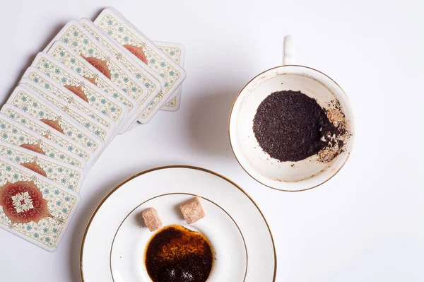 Tarjetas de ortografía y taza con café molido alrededor de blanco — Foto de Stock